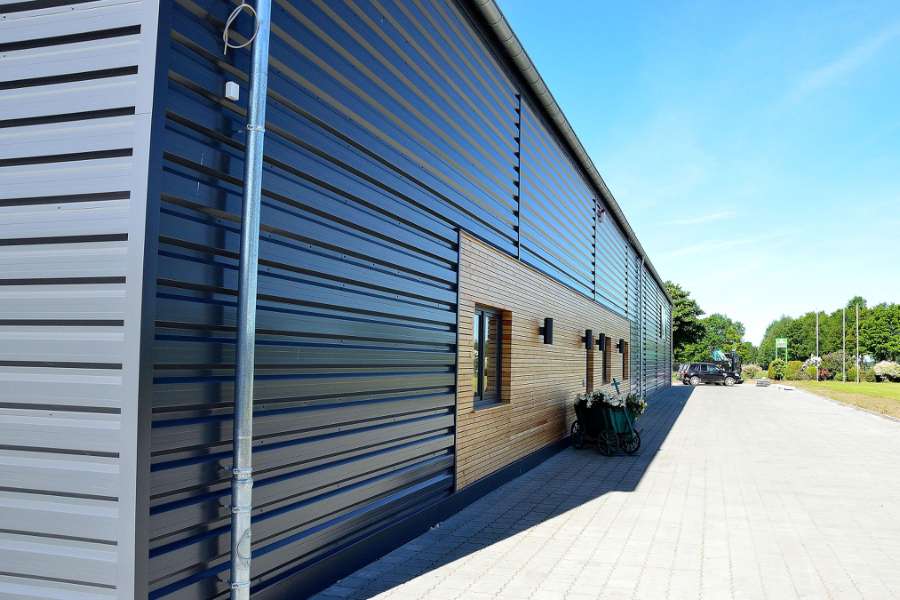 Kreativ facadeløsning med stål og træ, Bahnhofstraße 15, 21698 Bargstedt